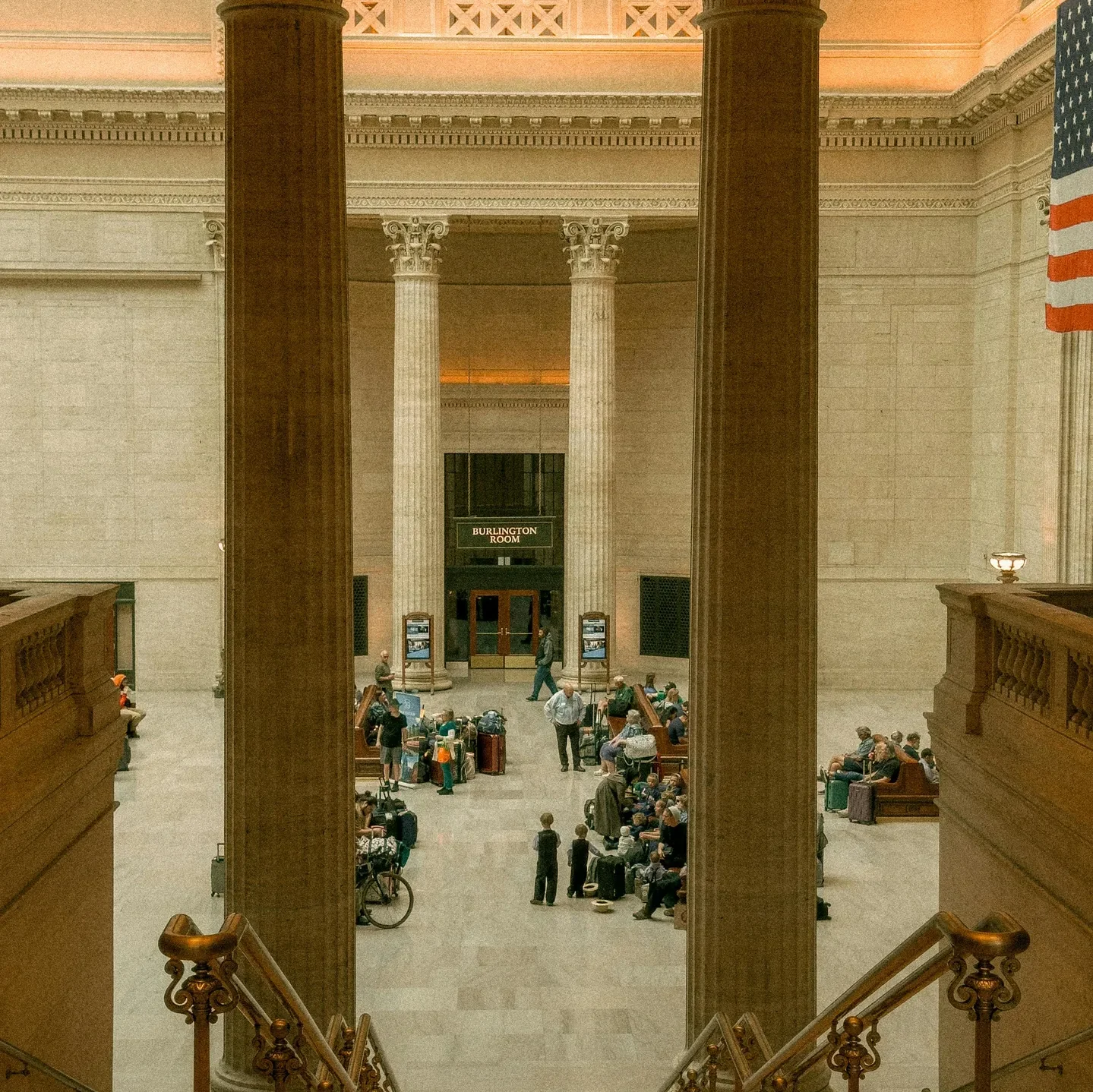Institutional columns in the Chicago city hall